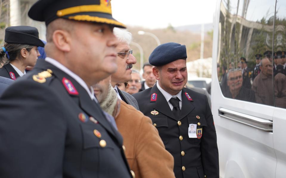 TRAFİK KAZASINDA AĞIR YARALANAN UZMAN ÇAVUŞ YAŞAM MÜCADELESİNİ KAYBETTİ UZMAN ÇAVUŞUN NİŞANLISI GÖZYAŞLARINA BOĞULDU