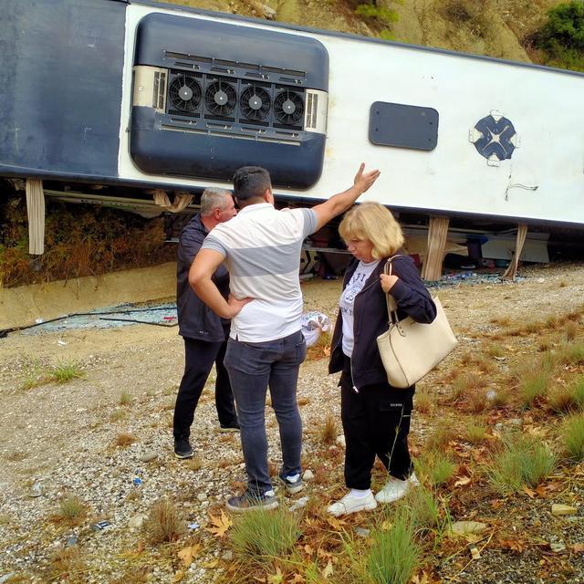 ISPARTA-ANTALYA YOLUNDA YOLCU OTOBÜSÜ ŞARAMPOLE DEVRİLDİ: 8 YARALI