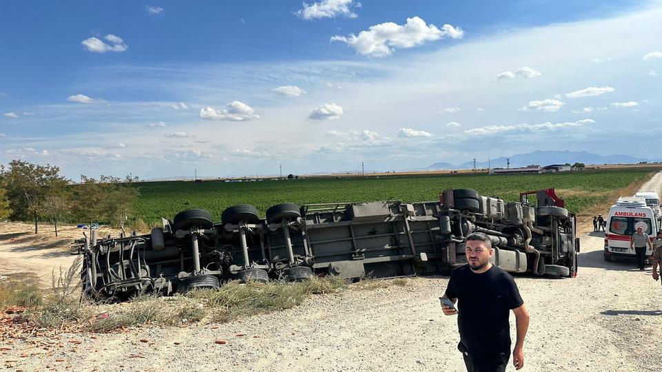 KONYA'DA KAMYON İLE TIR ÇARPIŞTI: 3 YARALI