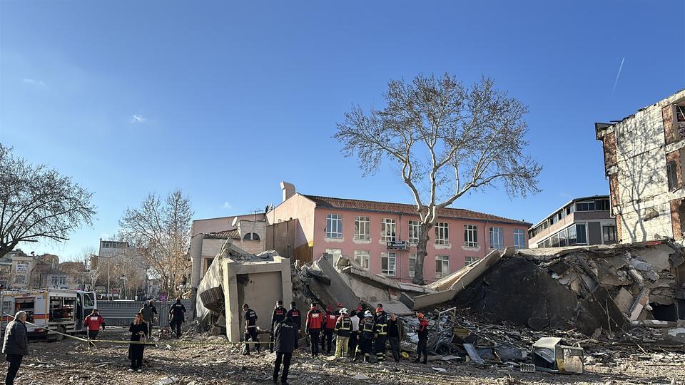 UŞAK'TA YIKIM ESNASINDA İŞ MAKİNESİ OPERATÖRÜ ENKAZ ALTINDA KALDI