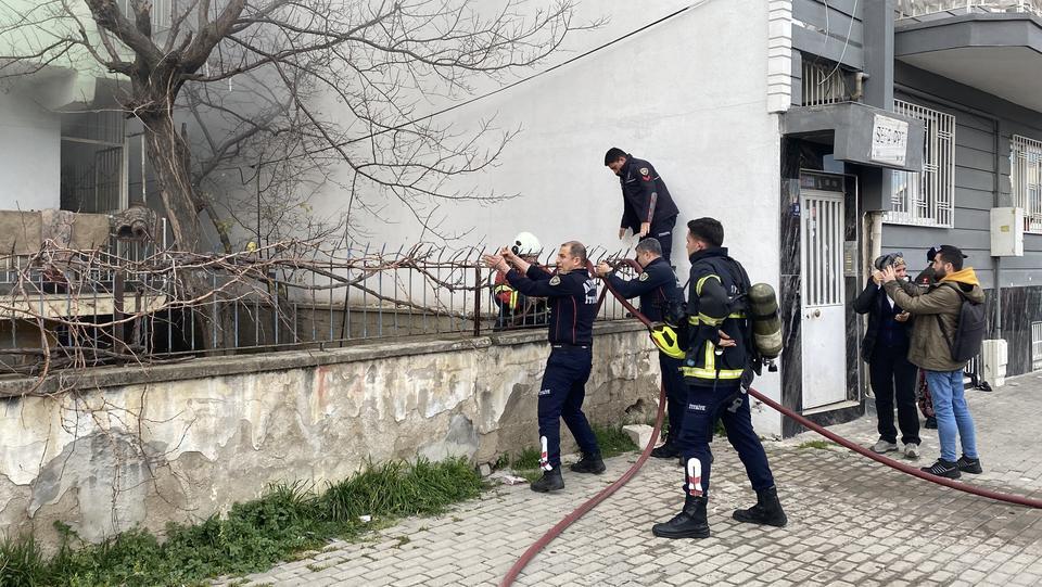 Aydın'da evi yanan kadın, oğlu ve üç köpeği ile dışarıda kaldı