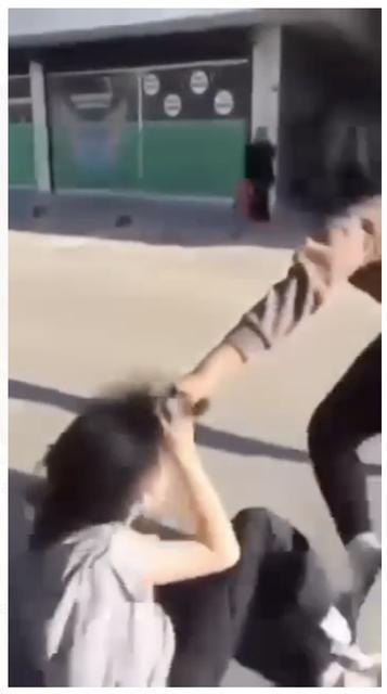 Kızlar sokak ortasında saç saça kavga etti