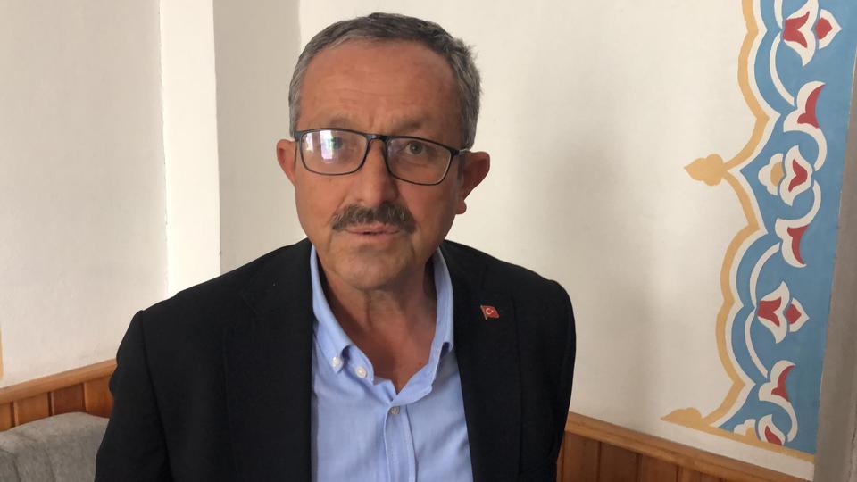 ELİNDE BIÇAKLA CAMİYE GİREN ŞAHSIN MÜEZZİNİ FIRÇA İLE KOVALAYIP, KAPI CAMINI KIRDIĞI ANLAR KAMERADA DEMİRGÜL CAMİİ DERNEK BAŞKANI HASAN MERT: "BURAYA KİMSEYİ SOKMAYACAĞIM' DİYEREK SALDIRMIŞ"