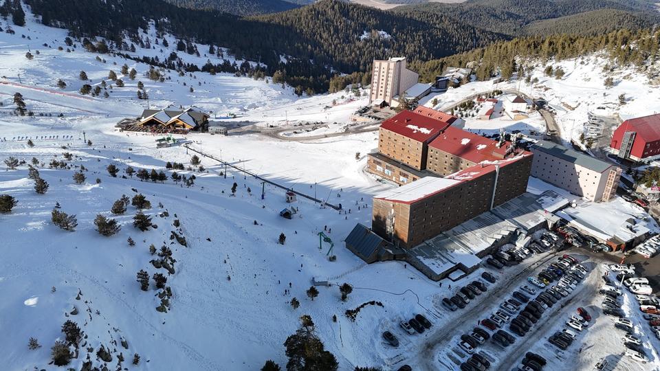 GÜNÜN EN ACI GÖRÜNTÜSÜ: 66 KİŞİNİN ÖLMESİ KAYAK KEYFİNE ENGEL OLMADI BİR TARAFTA SÖNDÜRME ÇALIŞMALARI, DİĞER YANDA KAYAK KEYFİ