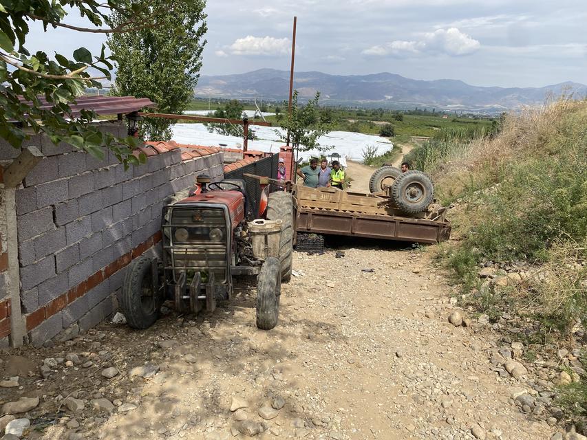 İŞÇİLERİ TAŞIYAN TRAKTÖR DEVRİLDİ: 11 YARALI