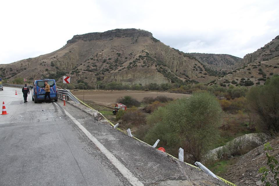 GEDİZ NEHRİ'NE UÇAN ARAÇTA 3 KİŞİ HAYATINI KAYBETTİ