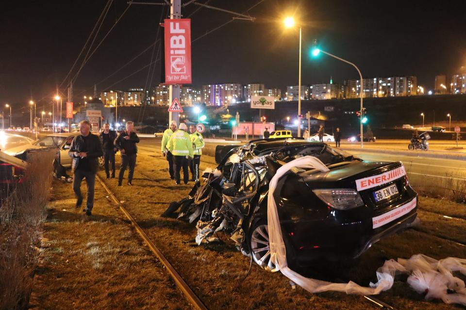 EN MUTLU GÜNLERİ KABUSA DÖNDÜ DÜĞÜN KONVOYUNDAKİ ARAÇ KAZAYA KARIŞTI, ORTALIK SAVAŞ ALANINA DÖNDÜ ARACIN MOTORUNUN FIRLADIĞI KAZADA SÜRÜCÜ FİRAR ETTİ, 4 KİŞİ YARALANDI