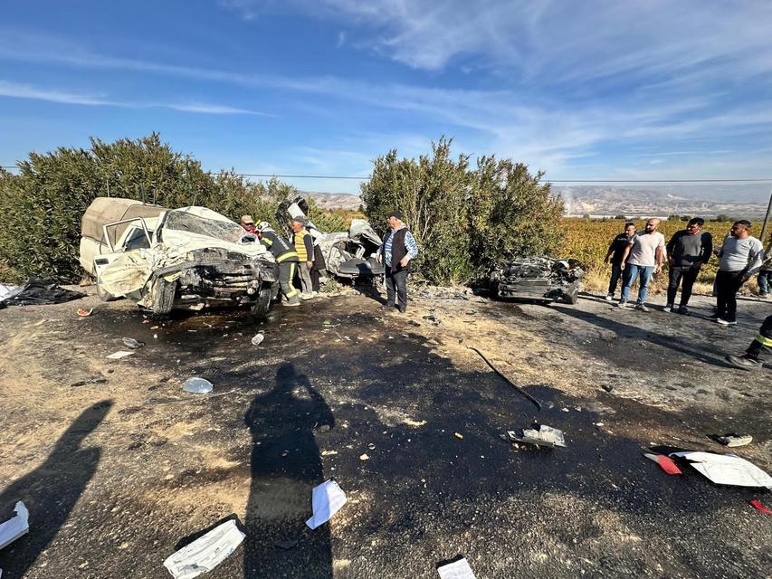 KARŞI ŞERİDE GEÇEN KAMYONET OTOMOBİLLE KAFA KAFAYA ÇARPIŞTI: 1 ÖLÜ 1 YARALI