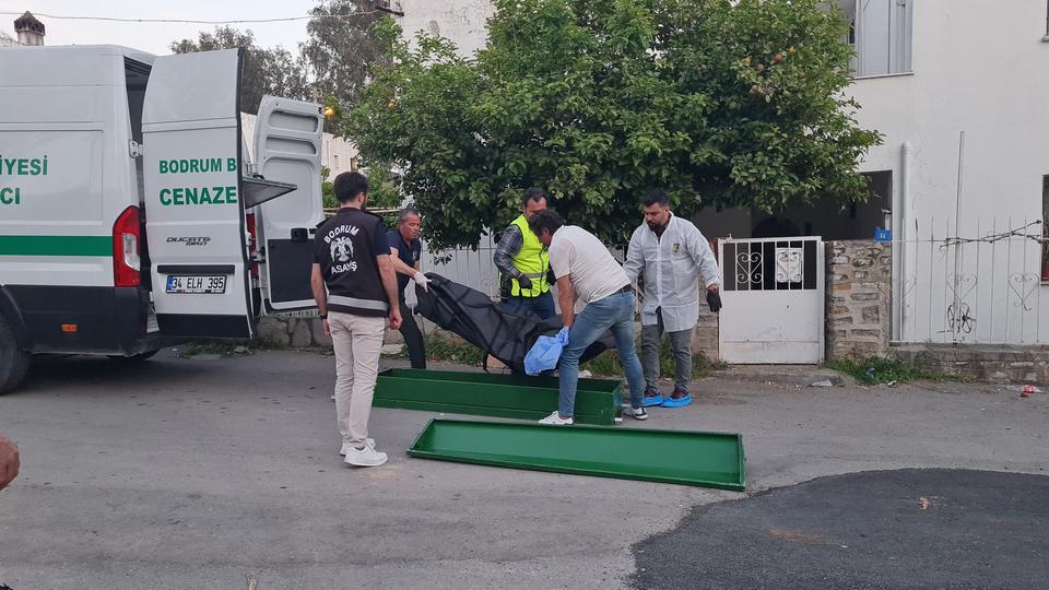 Bıçak ve silahın kullanıldığı olayda, 81 yaşındaki Bayram Şimşek komşusu tarafından tüfekle vuruldu. İhbarın ardından bölgeye polis ve sağlık ekipleri sevk edildi.