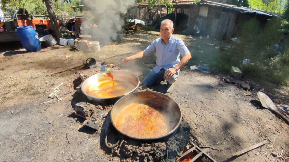 TARLADA KALAN KARPUZLAR PEKMEZE DÖNÜŞTÜ ELİNDE KALAN KARPUZLARIN SUYUNU ÇIKARAN ÜRETİCİ, KAZANDA KAYNATIP PEKMEZ YAPTI