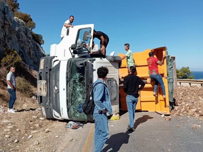 HAFRİYAT KAMYONU DEVRİLDİ, YOL 2 SAAT TRAFİĞE KAPANDI