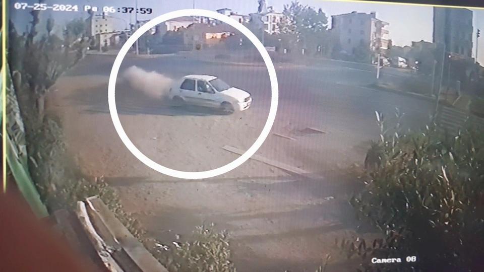 OTOMOBİL DURAĞA ÇARPTI: 1 ÖLÜ KAZANIN DEHŞET ANLARI KAMERADA