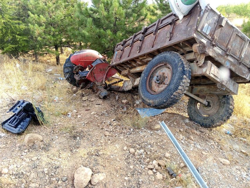 YOLCU OTOBÜSÜ İLE TRAKTÖR ÇARPIŞTI:  1 ÖLÜ 1 YARALI