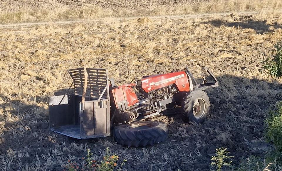 Traktör şarampole yuvarlandı: 1 ölü, 1 yaralı