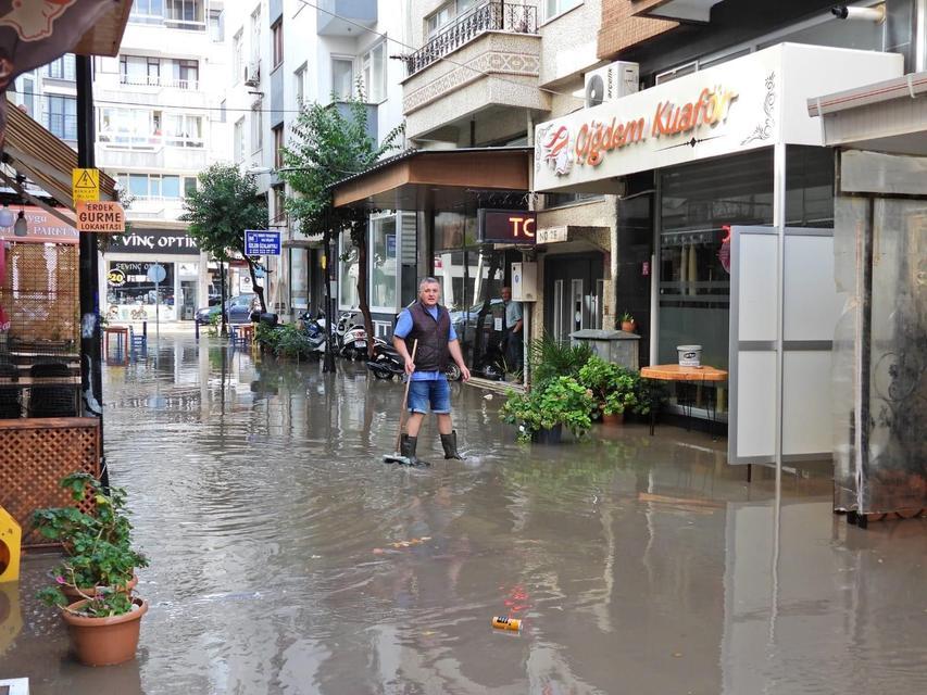 10 dakikalık yağış hayatı felç etti