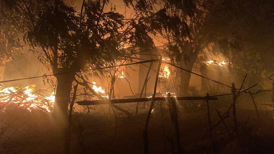 Gece yarısı arazi yangını: 2 ev kullanılamaz hale geldi
