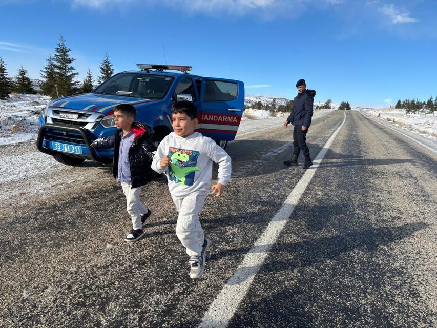 Otomobilleri ile kara saplanan aileyi jandarma ekipleri kurtardı