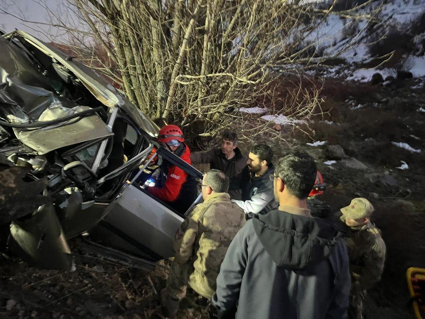 Kaza yapan araçta sıkışan genç kurtarıldı