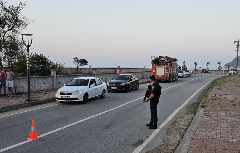 BOŞANMA AŞAMASINDAKİ EŞİNİ AYAKLARINDAN VURDU, KAÇARKEN POLİS ARACINA ÇARPTI