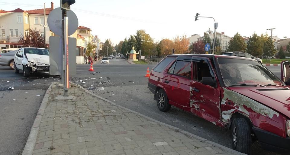 Tavşanlı'da trafik kazası, 3 yaralı