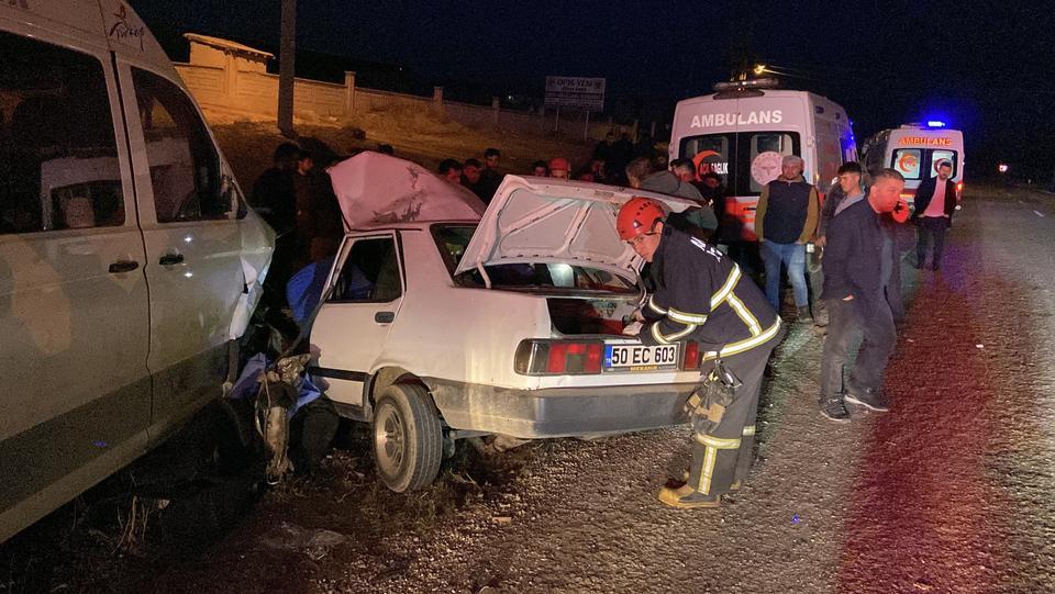 AKSARAY'DA FECİ KAZA: TOFAŞ OTOMOBİL İKİYE BÖLÜNDÜ, BABA VE KIZI HAYATINI KAYBETTİ