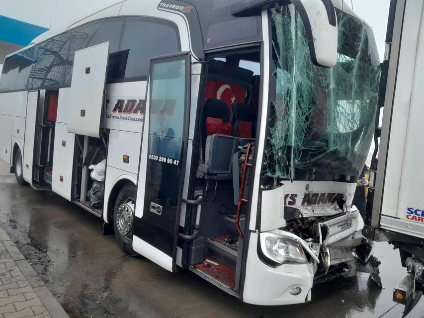 Yolcu otobüsü tıra çarptı: Çok sayıda yaralı var