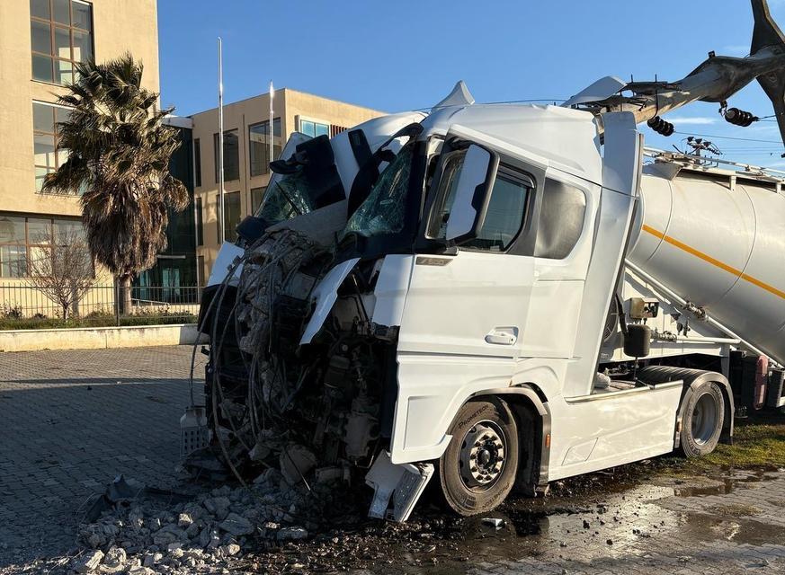 BETON DİREK, TIRI ORTADAN İKİYE AYIRDI