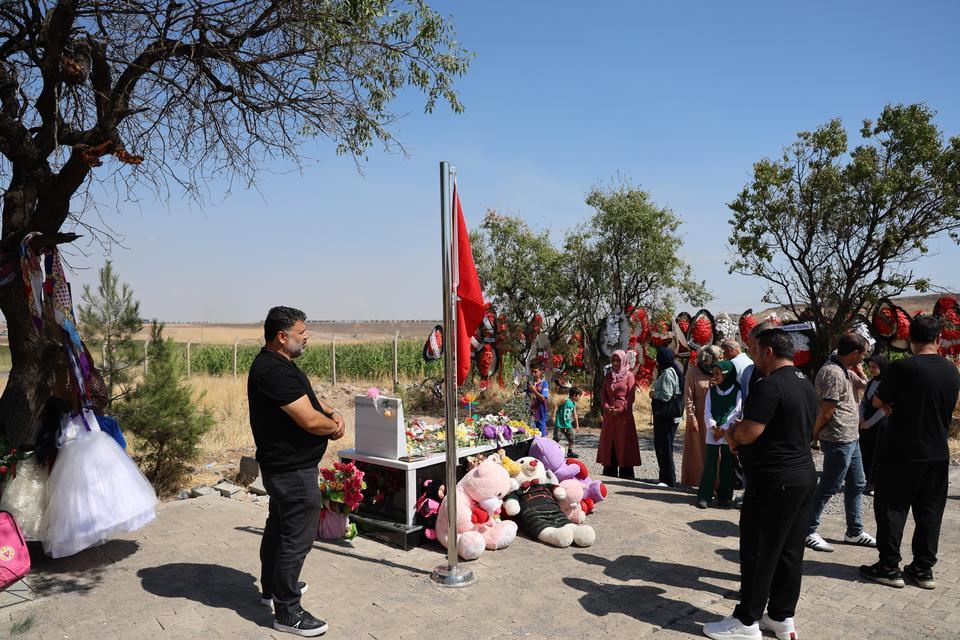 TÜRKİYE'NİN DÖRT BİR YANINDAN GELEN VATANDAŞLAR 10 GÜNDÜR NARİN'İN MEZARINI ZİYARET EDİYOR DİYAR EMER: "NARİN ÖLMEDİ, İNSANLIK ÖLDÜ. BURADAKİ KÜÇÜK BİR BEDEN DEĞİL DE İNSANLIĞI BİZ TOPRAĞA GÖMDÜK"