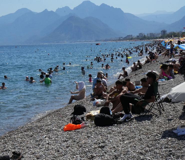 ARAÇ TERMOMETRELERİ 48 DERECEYİ GÖSTERDİ, ANTALYA DENİZE DÖKÜLDÜ ANTALYA'DA YÜKSEK SICAKLIK BUNALTTI