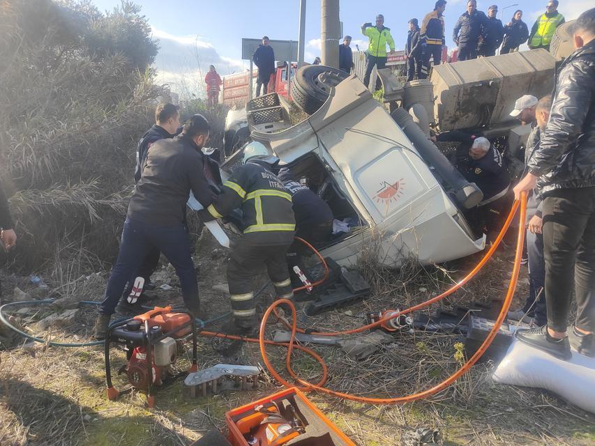 KUŞADASI'NDA VİRAJI ALAMAYAN TIR TARLAYA UÇTU: 1 ÖLÜ, 3 YARALI