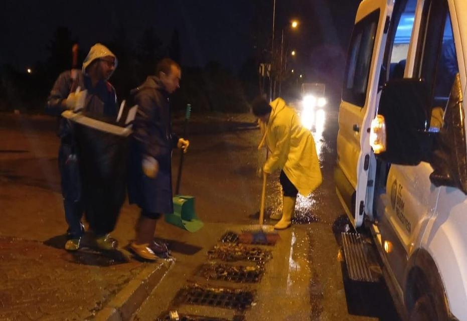 Didim'de belediye ekipleri geceyi sokakta geçirdi