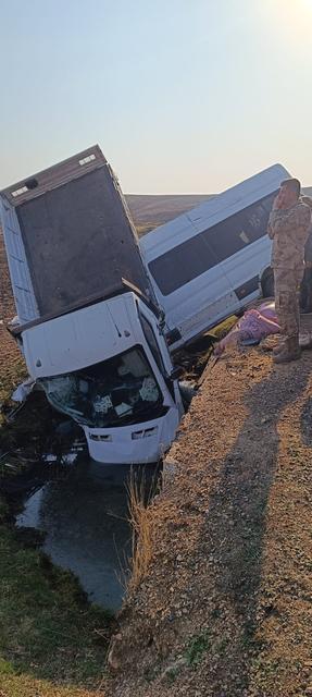 DİYARBAKIR'DA 3 ARACIN KARIŞTIĞI KAZADA 12'Sİ ÖĞRETMEN 14 YARALI