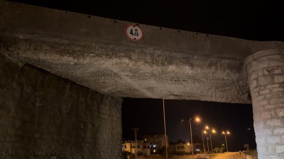 Taş kırma makinesi yüklü tır köprüye sıkıştı