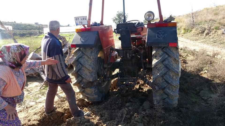 EŞİNE YARDIM ETMEK İSTERKEN AYAĞINDAN OLUYORDU TRAKTÖRÜN ŞAFTINA AYAĞINI KAPTIRAN KADIN YARALANDI