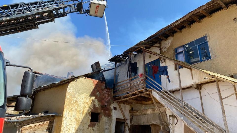 Uşak’ta 3 evin zarar gördüğü yangın söndürüldü