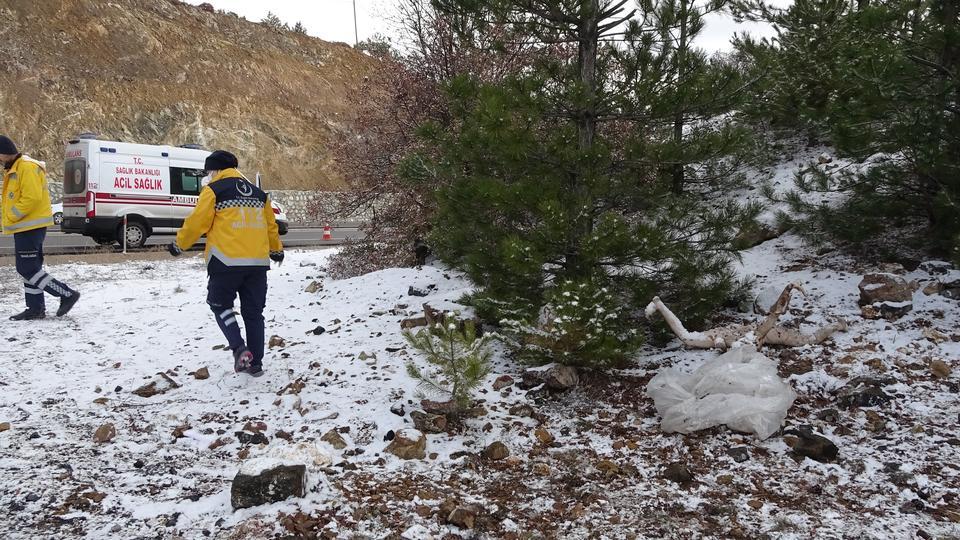 CESET İHBARIYLA OLAY YERİNE GİDEN EKİPLER FARKLI BİR MANZARAYLA KARŞILAŞTI CESET ZANNEDİLDİ, CANSIZ MANKEN OLDUĞU ORTAYA ÇIKTI