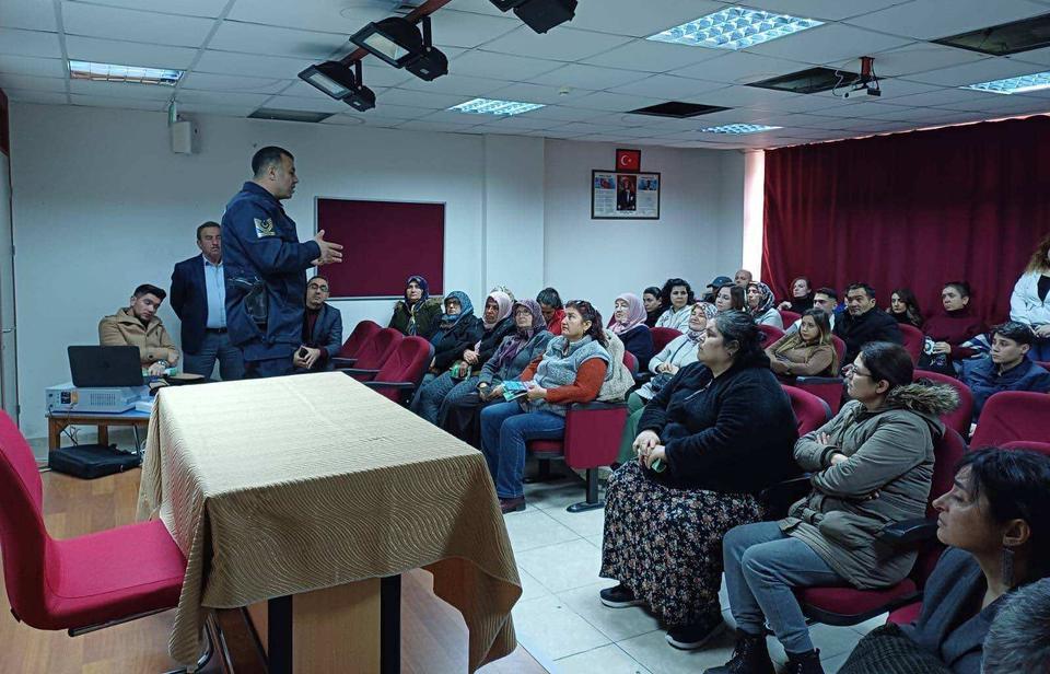 Nazilli’de velilere “En İyi Narkotik Polisi Anne” eğitimi