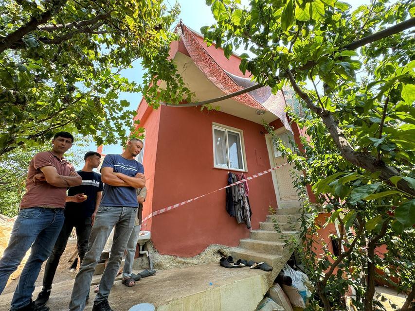 MERSİN'DE DAMAT DEHŞETİ: 3 ÖLÜ MERSİN'DE BİR ŞAHIS BOŞANMA AŞAMASINDAKİ KARISINI, KAYNANASINI VE KAYINBABASINI TABANCA İLE VURARAK ÖLDÜRDÜ