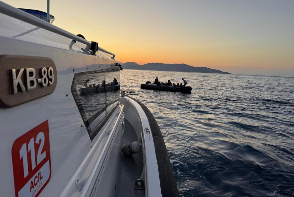 Kuşadası açıklarında 17 düzensiz göçmen kurtarıldı