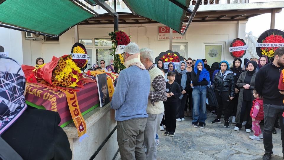 KAZADA ÖLEN GALATASARAY SEVDALISI 9 YAŞINDAKİ YİĞİT SON YOLCULUĞUNA UĞURLANDI