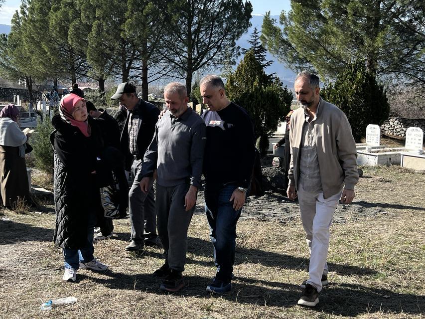 ALTINLARI İÇİN CANİCE ÖLDÜRÜLEN YAŞLI KADIN, TOPRAĞA VERİLDİ EŞİNİN TERAVİH NAMAZI İÇİN CAMİYE GİTMESİNİ FIRSAT BULDULAR, YAŞLI KADINI CANİCE ÖLDÜREREK ALTINLARINI ÇALDILAR