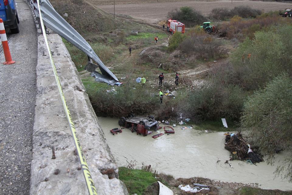 GEDİZ NEHRİ'NE UÇAN ARAÇTA 3 KİŞİ HAYATINI KAYBETTİ