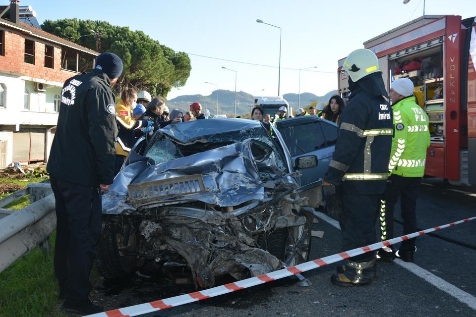 OTOMOBİL, KAVŞAKTAN DÖNEN KAMYONA ARKADAN ÇARPTI: 3 ÖLÜ