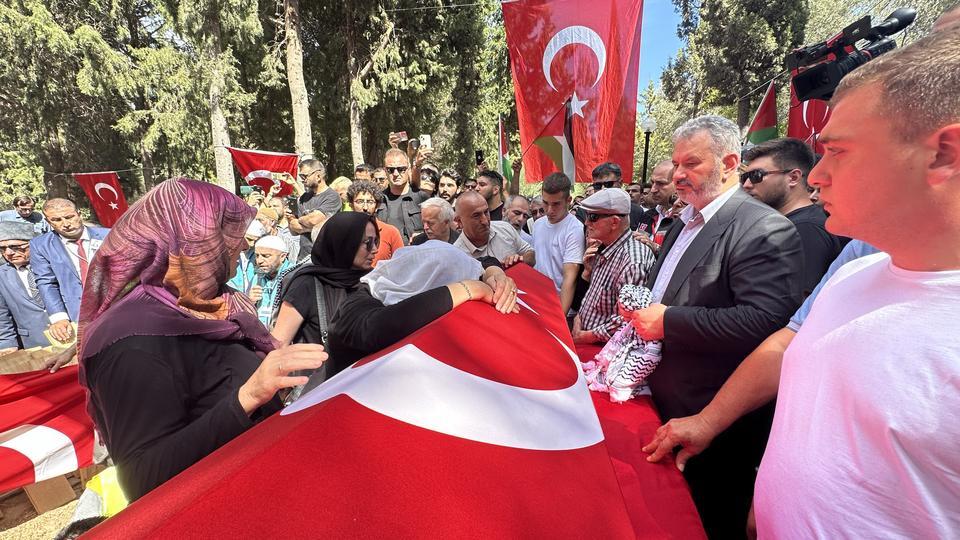 AYŞENUR'A SON KEZ DOKUNDULAR GÖZ YAŞLARI SEL OLDU TABUTA SIMSIKI SARILDILAR, KIZLARINDAN BİR AN OLSUN AYRILAMADILAR