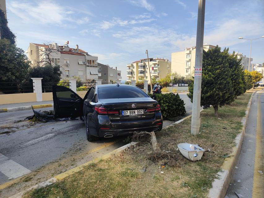 15 YAŞINDAKİ SÜRÜCÜNÜN KULLANDIĞI OTOMOBİL AĞAÇLARA VE AYDINLATMA DİREĞİNE ÇARPTI