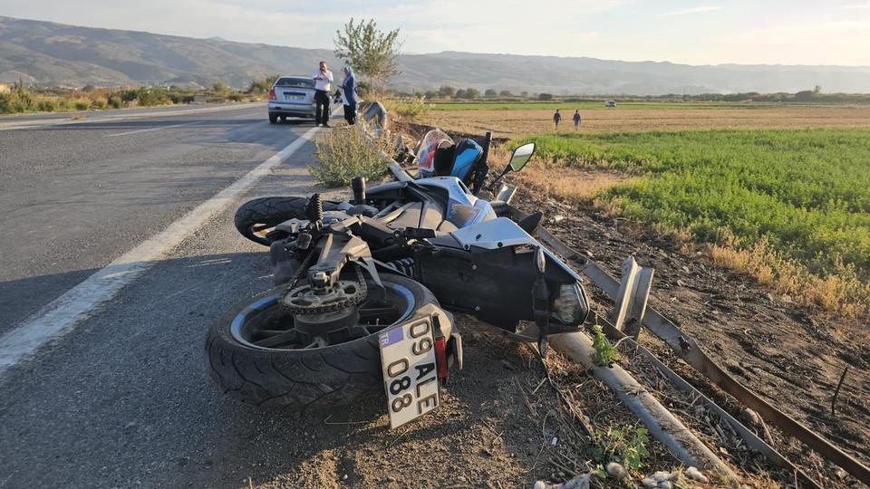 VİRAJA HIZLI GİREN OTOMOBİL VE MOTOSİKLET ARDI ARDINA KAZA YAPTI: 1 YARALI