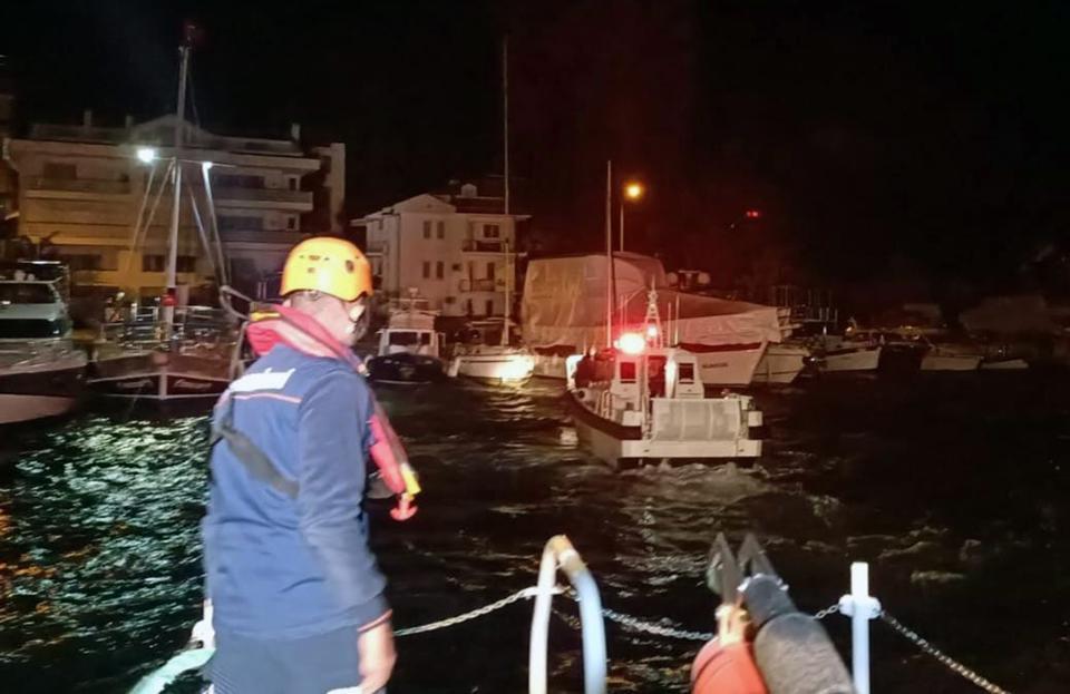 GÖCEK AÇIKLARINDA SÜRÜKLENEN TEKNEYİ KIYI EMNİYET EKİPLERİ KURTARDI