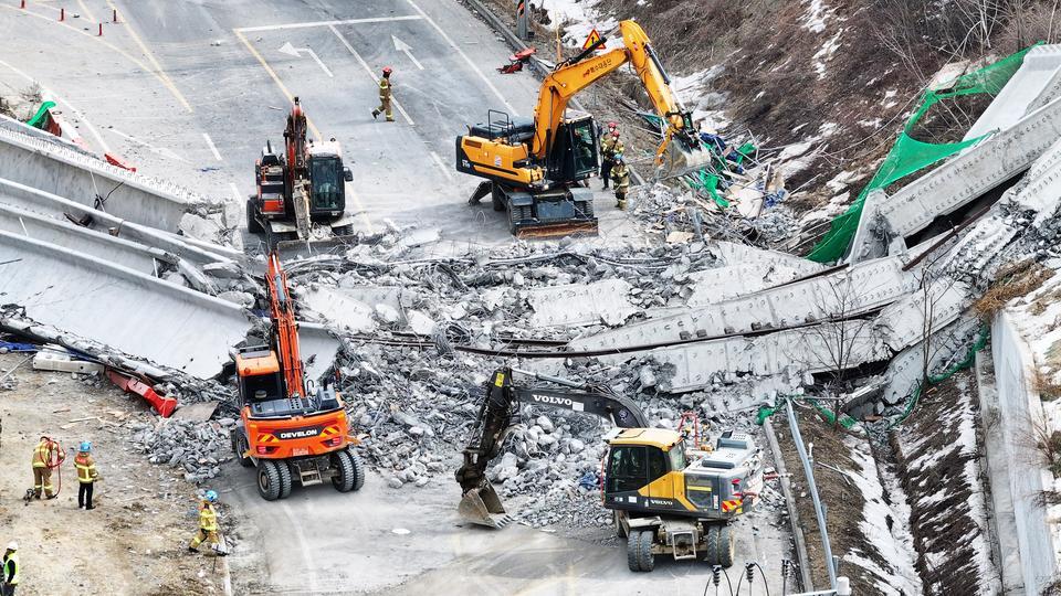 Otoyol köprüsü çöktü: 4 ölü