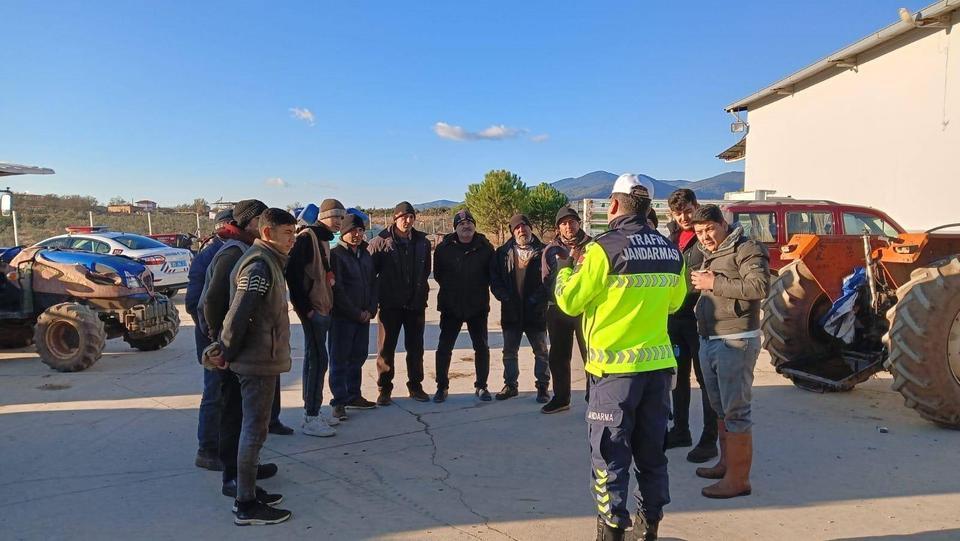 Karacasu'da traktör sürücülerine reflektör eğitimi