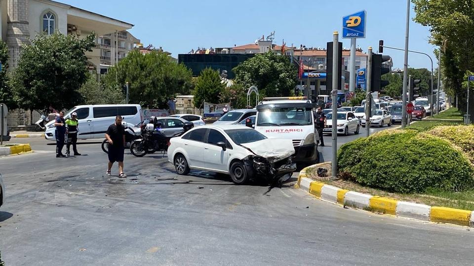 HASTA TAŞIYAN AMBULANS DEVRİLDİ: 4 YARALI